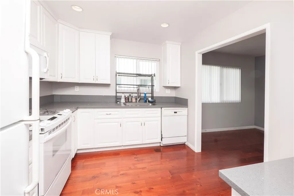 12334 Chandler, Valley Village, California 91607 home-pic-15
