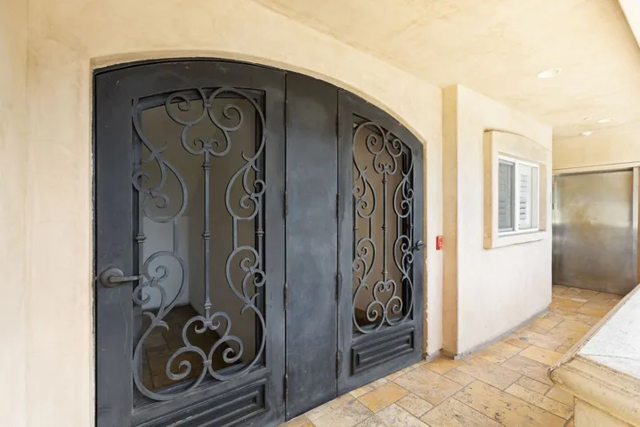 Entry to hallway from exterior.