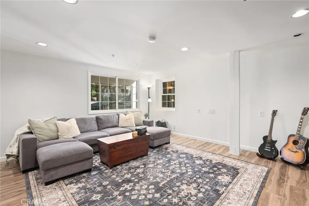 9729 Marcus Lane, Tujunga, California 91042 home-pic-25