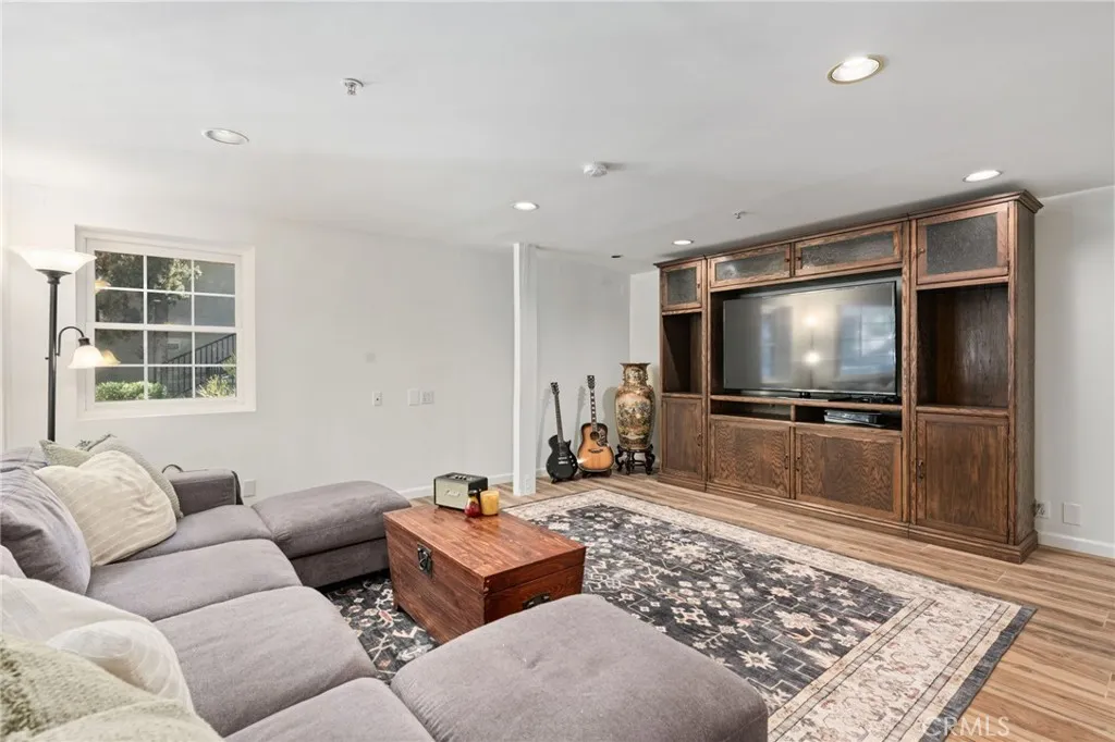 9729 Marcus Lane, Tujunga, California 91042 home-pic-26