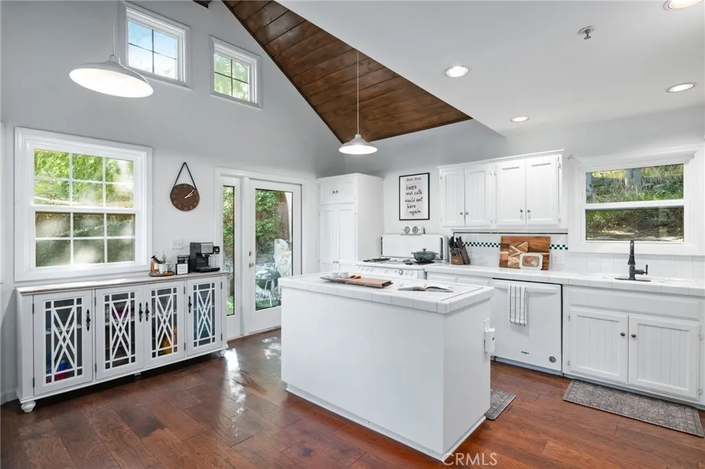 9729 Marcus Lane, Tujunga, California 91042 home-pic-18