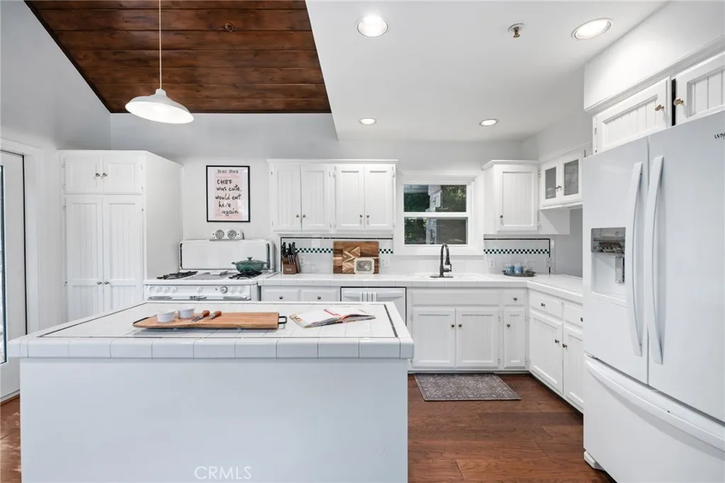 9729 Marcus Lane, Tujunga, California 91042 home-pic-16