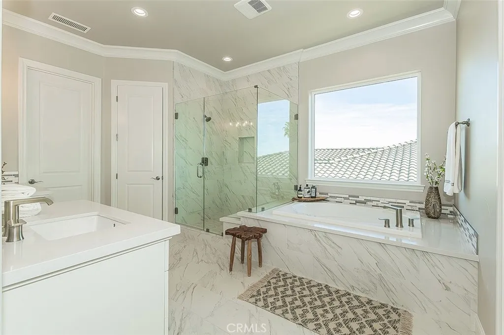 2315 E Courtside Drive, Fresno, California 93730 home-pic-37