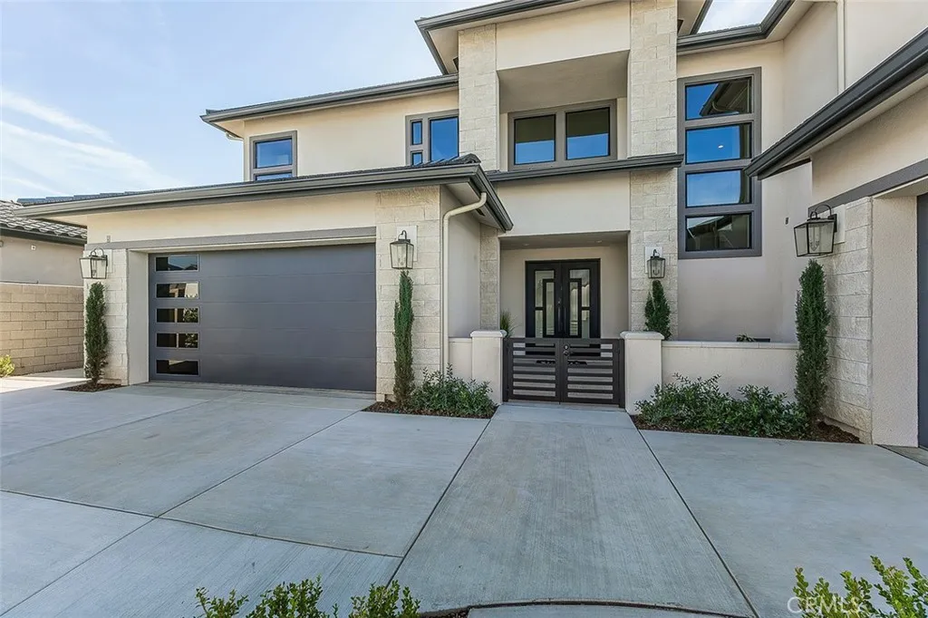 2315 E Courtside Drive, Fresno, California 93730 home-pic-2