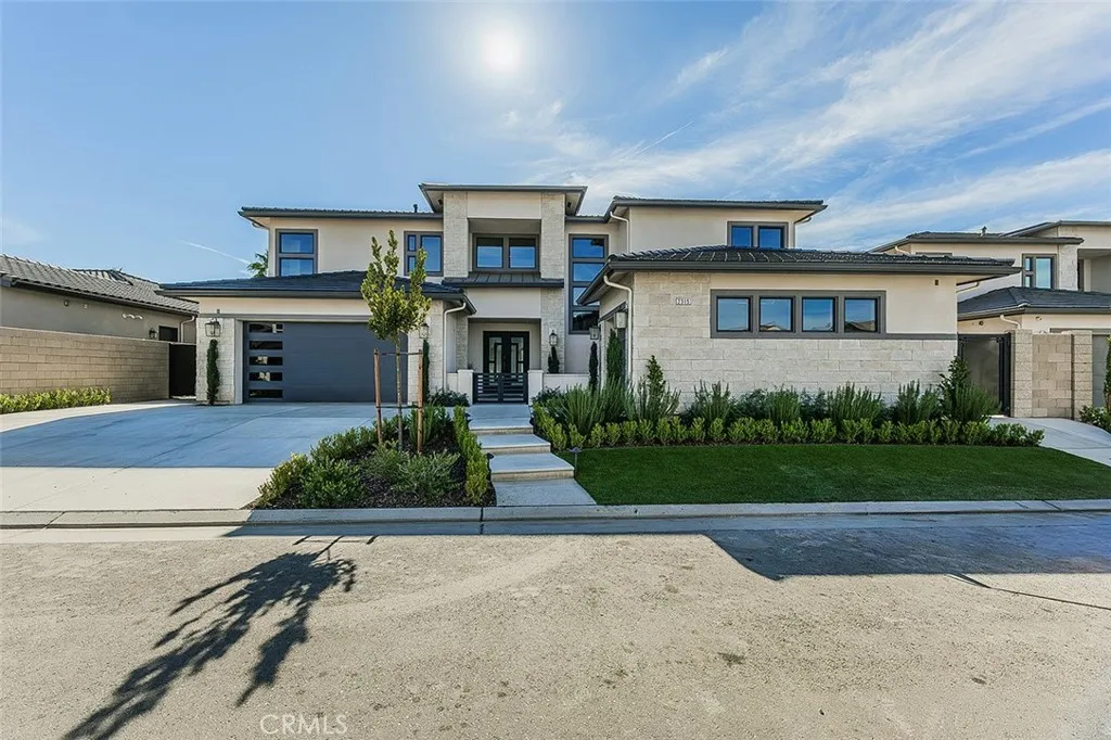2315 E Courtside Drive, Fresno, California 93730 home-pic-0