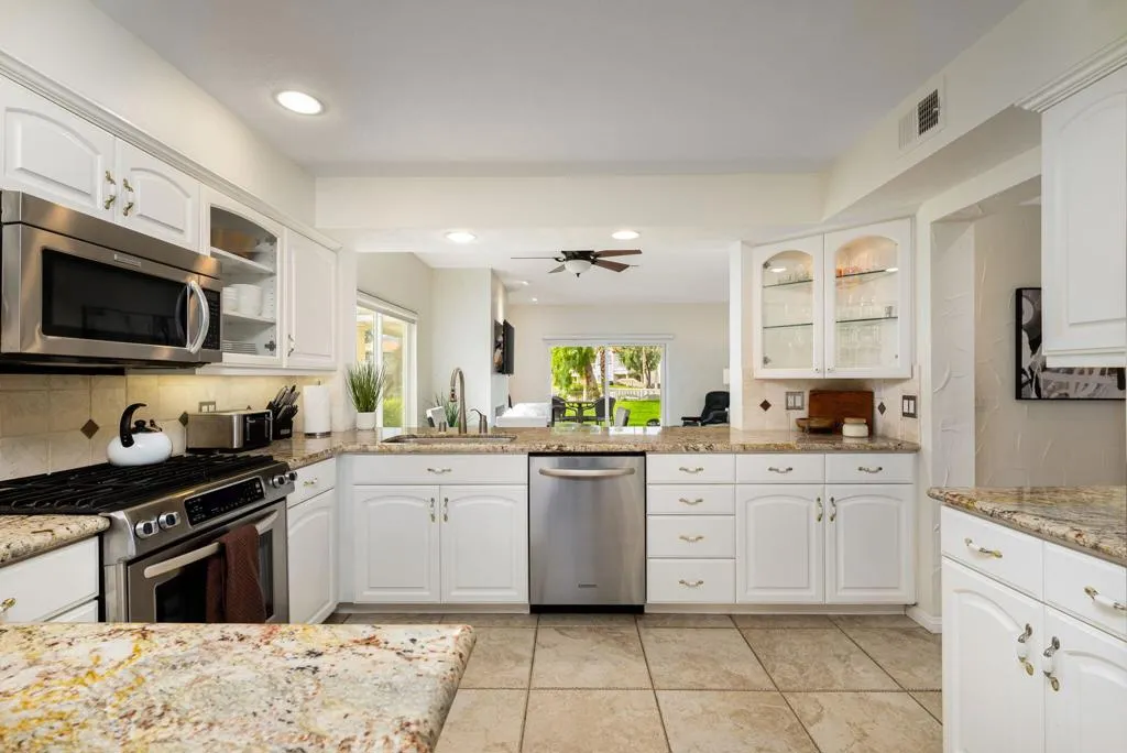 678 Vista Lago Circle N, Palm Desert, California 92211 home-pic-9