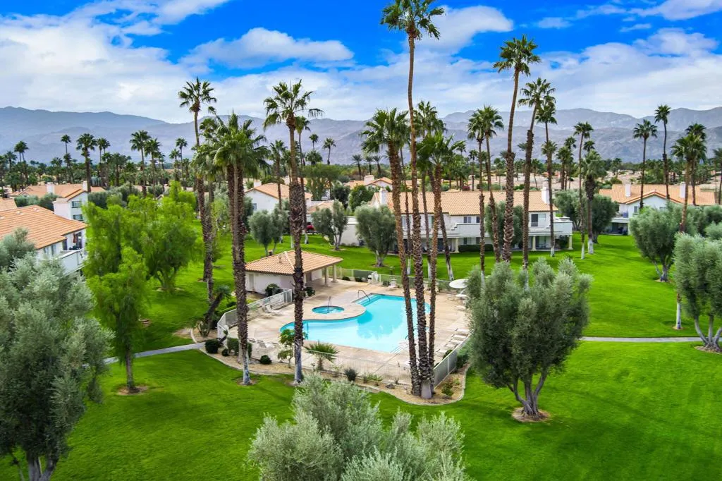 678 Vista Lago Circle N, Palm Desert, California 92211 home-pic-19