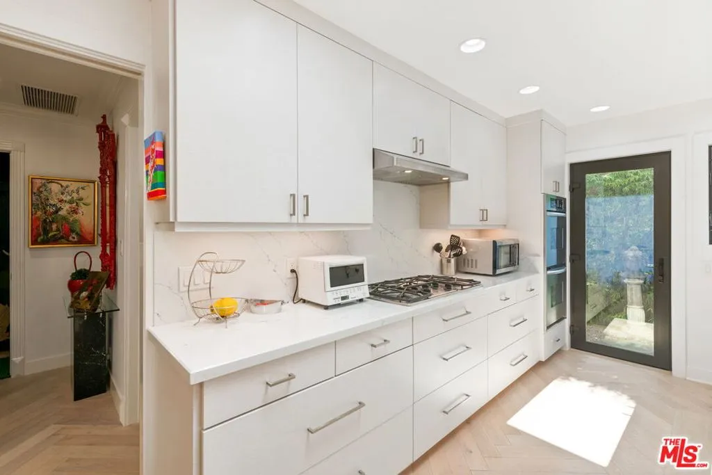 1115 N Bundy Drive, Los Angeles, California 90049 home-pic-25