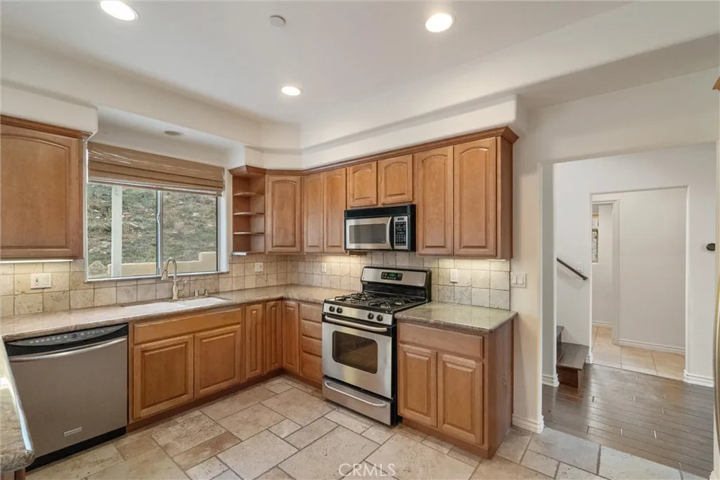 1259 Gonzales Rd, Simi Valley, California 93063 home-pic-30
