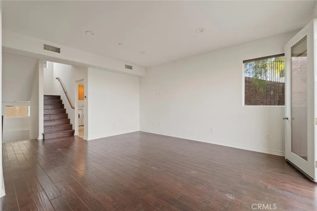 1259 Gonzales Rd, Simi Valley, California 93063 home-pic-2