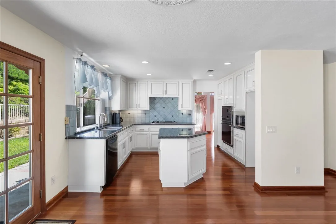 1611 San Almada, Corona, California 92882 home-pic-10