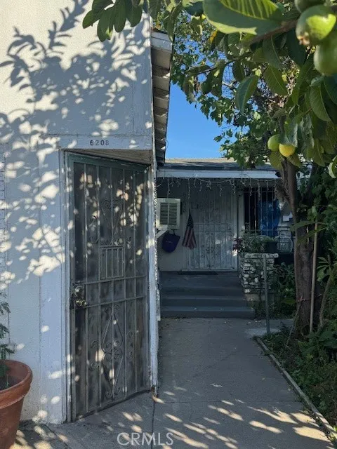 6208 Santa Fe, Huntington Park, California 90255 home-pic-1