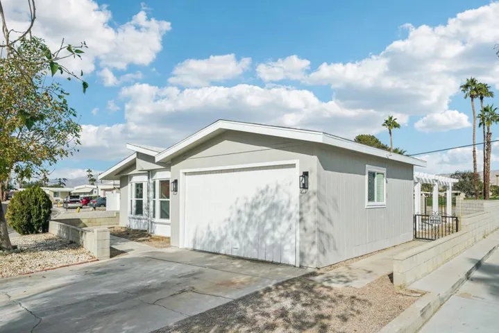 012 ATTACHED 2 CAR GARAGE