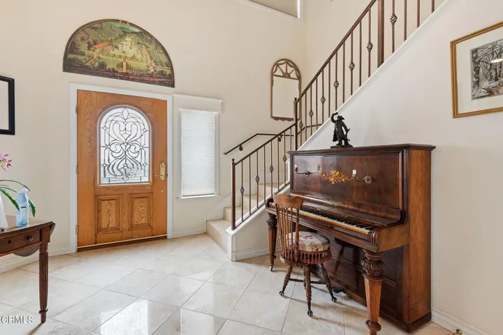 3-web-or-mls-03 - Foyer