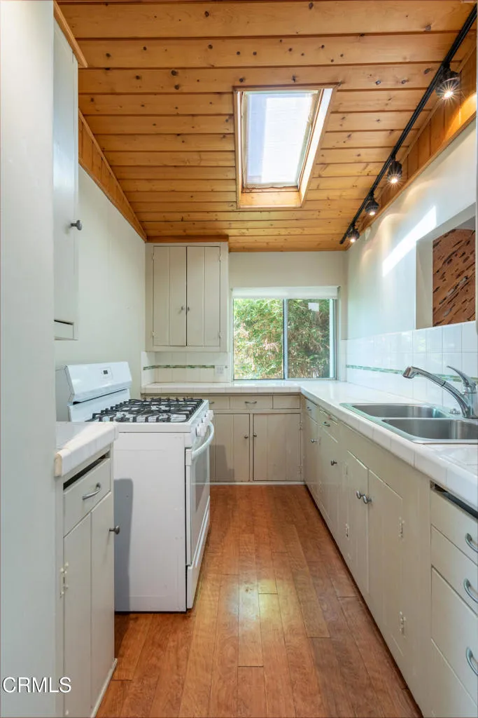 265 W Grandview Avenue, Sierra Madre, California 91024 home-pic-14