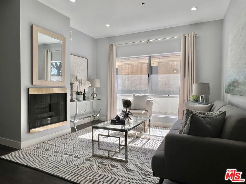 156 S Oak Knoll Avenue 101, Pasadena, California 91101 home-pic-0