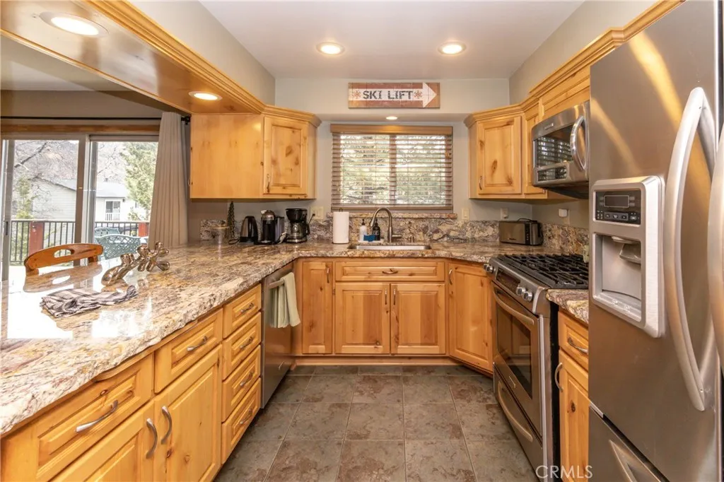 620 Villa Grove, Big Bear City, California 92315 home-pic-11