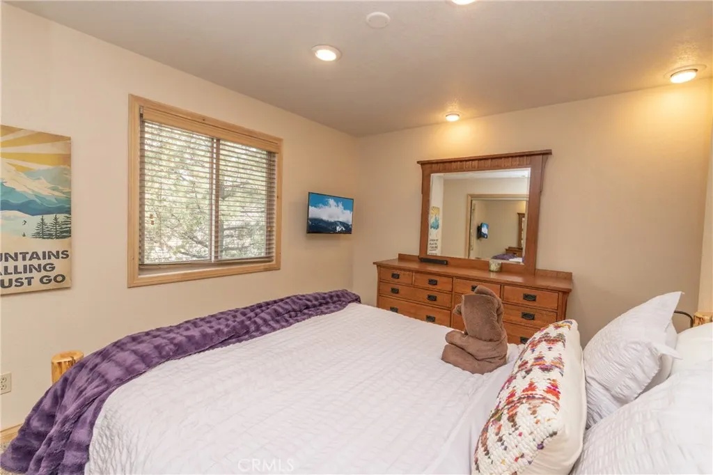 620 Villa Grove, Big Bear City, California 92315 home-pic-26