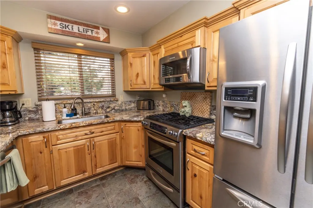 620 Villa Grove, Big Bear City, California 92315 home-pic-10