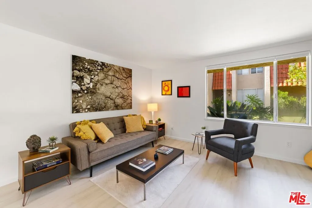 2252 N Indian Canyon Drive E, Palm Springs, California 92262 home-pic-1