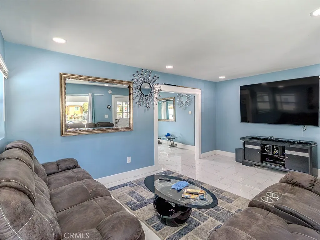 1130 W Chestnut, Santa Ana, California 92703 home-pic-6