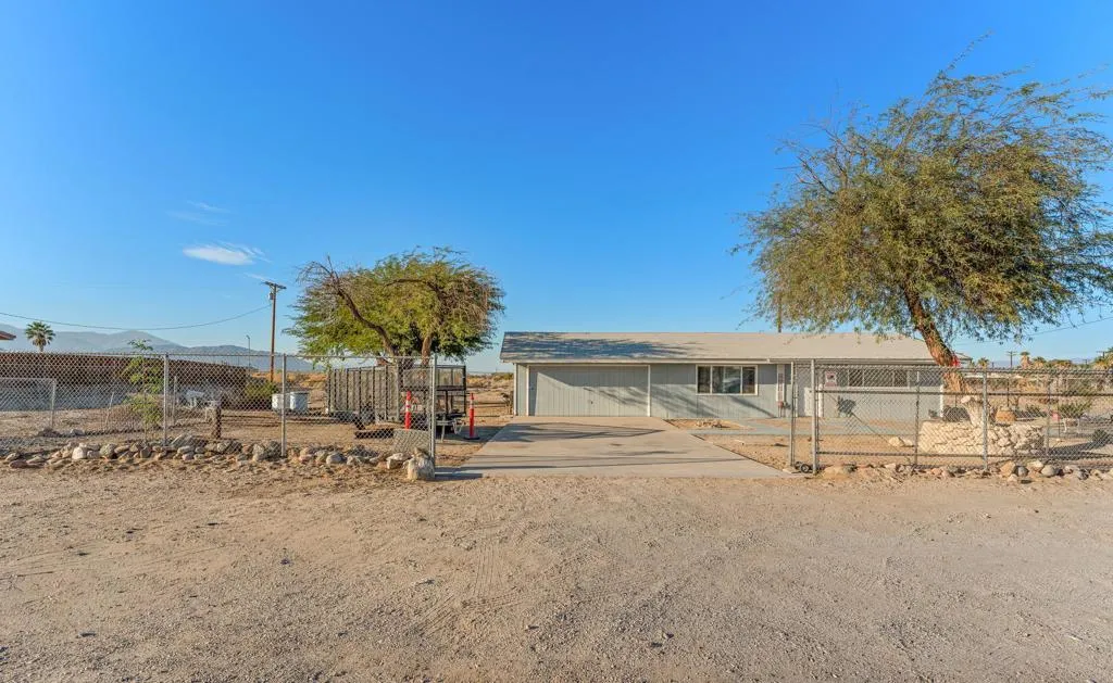 2497 Shore Isle Avenue, Thermal, California 92274 home-pic-2