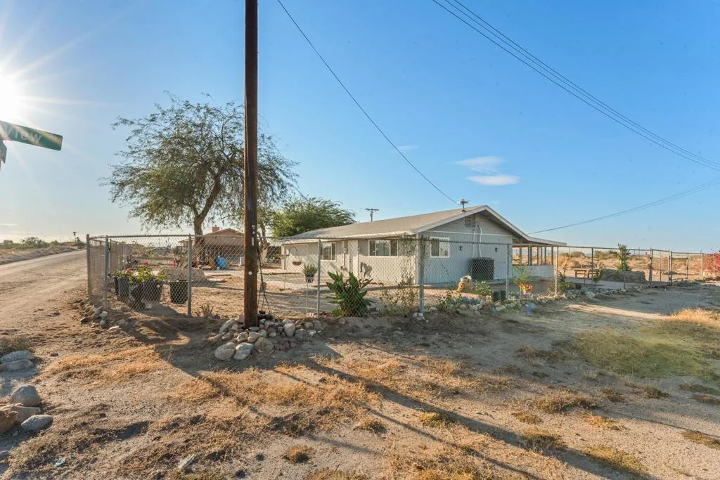 2497 Shore Isle Avenue, Thermal, California 92274 home-pic-4