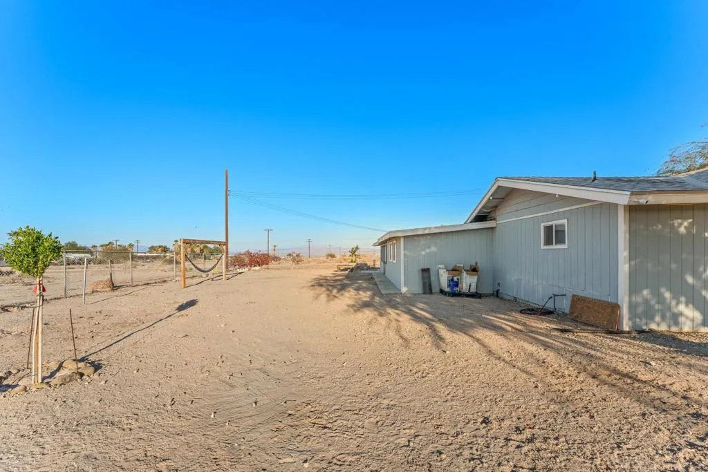 2497 Shore Isle Avenue, Thermal, California 92274 home-pic-12