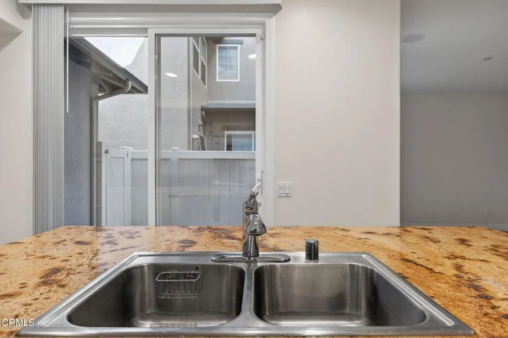 337 Feather River Place, Oxnard, California 93036 home-pic-19