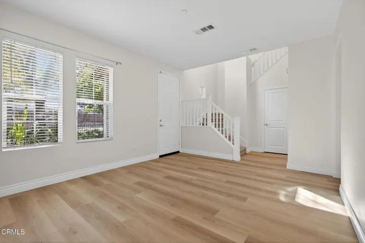 6-web-or-mls-UpmarketMedia-337 Fea-22