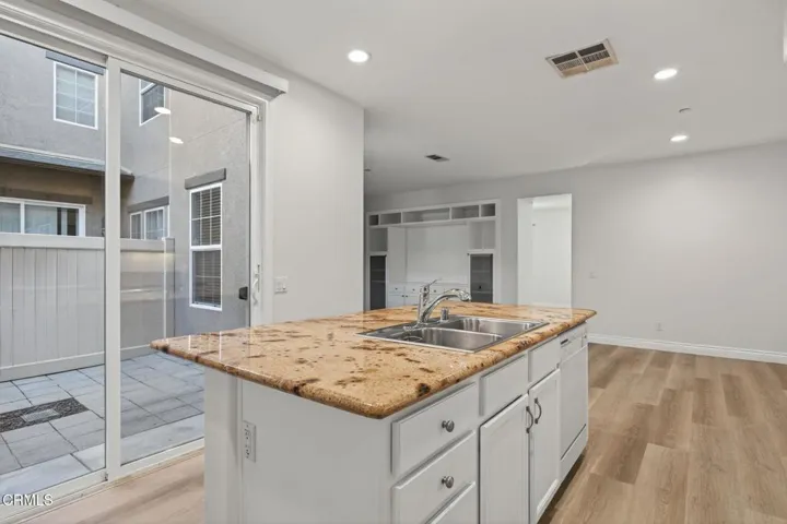 20-web-or-mls-UpmarketMedia-337 Fea-67