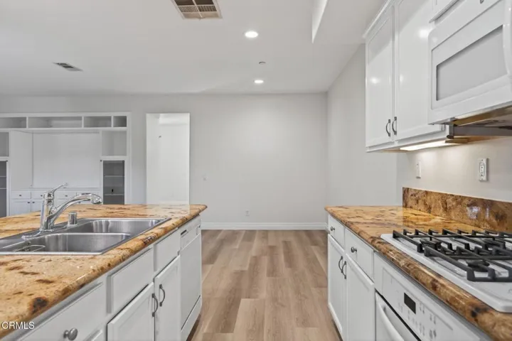 16-web-or-mls-UpmarketMedia-337 Fea-56