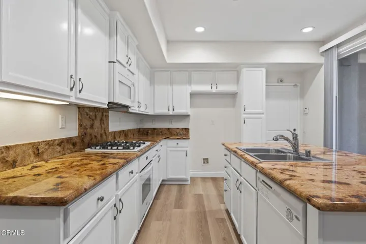 15-web-or-mls-UpmarketMedia-337 Fea-54