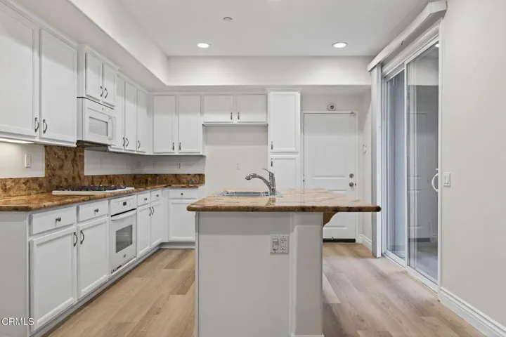 11-web-or-mls-UpmarketMedia-337 Fea-40