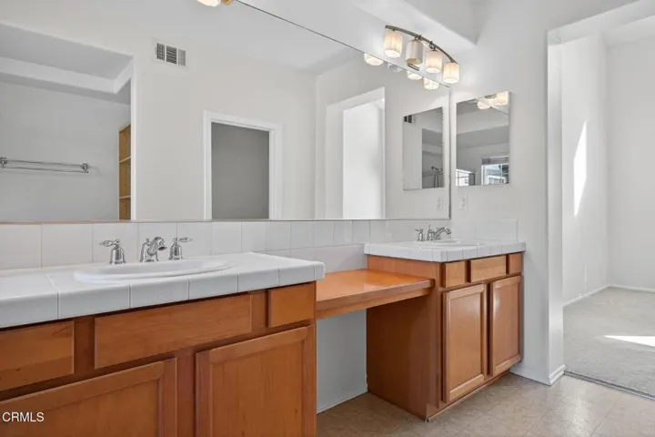 28-web-or-mls-UpmarketMedia-337 Fea-105