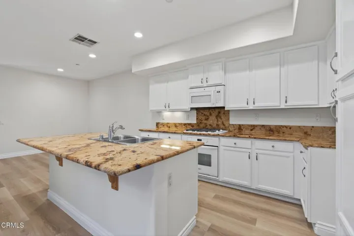 18-web-or-mls-UpmarketMedia-337 Fea-62