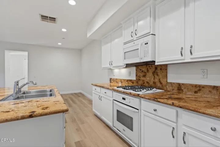 17-web-or-mls-UpmarketMedia-337 Fea-60
