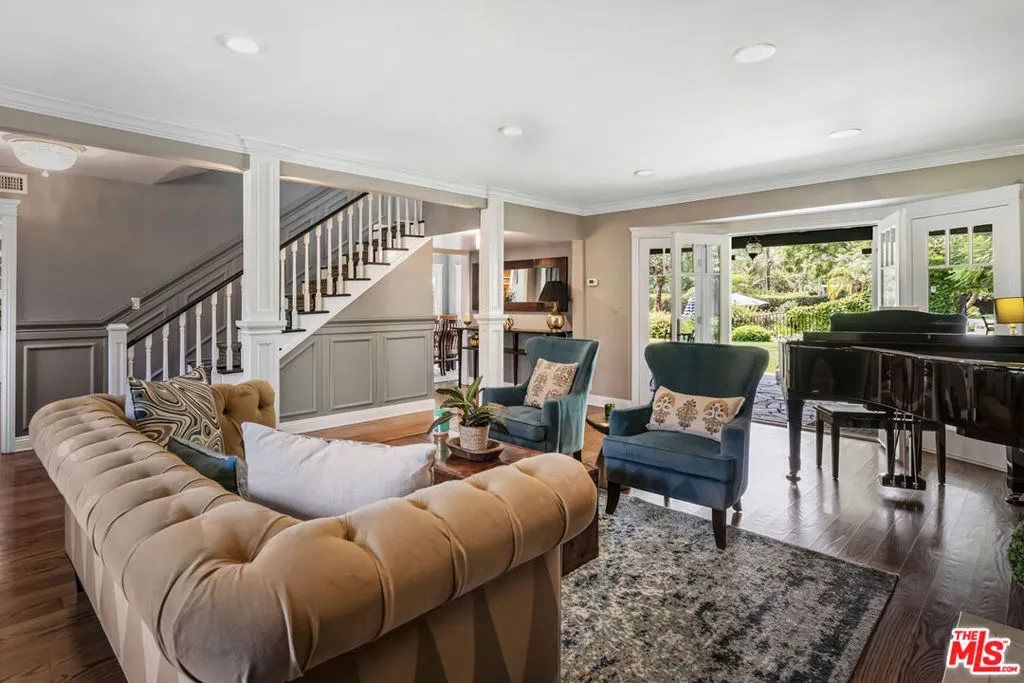 2555 N Altadena Drive, Altadena, California 91001 home-pic-5