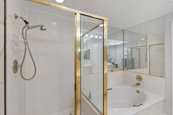 83 Conej_primaryshowertub