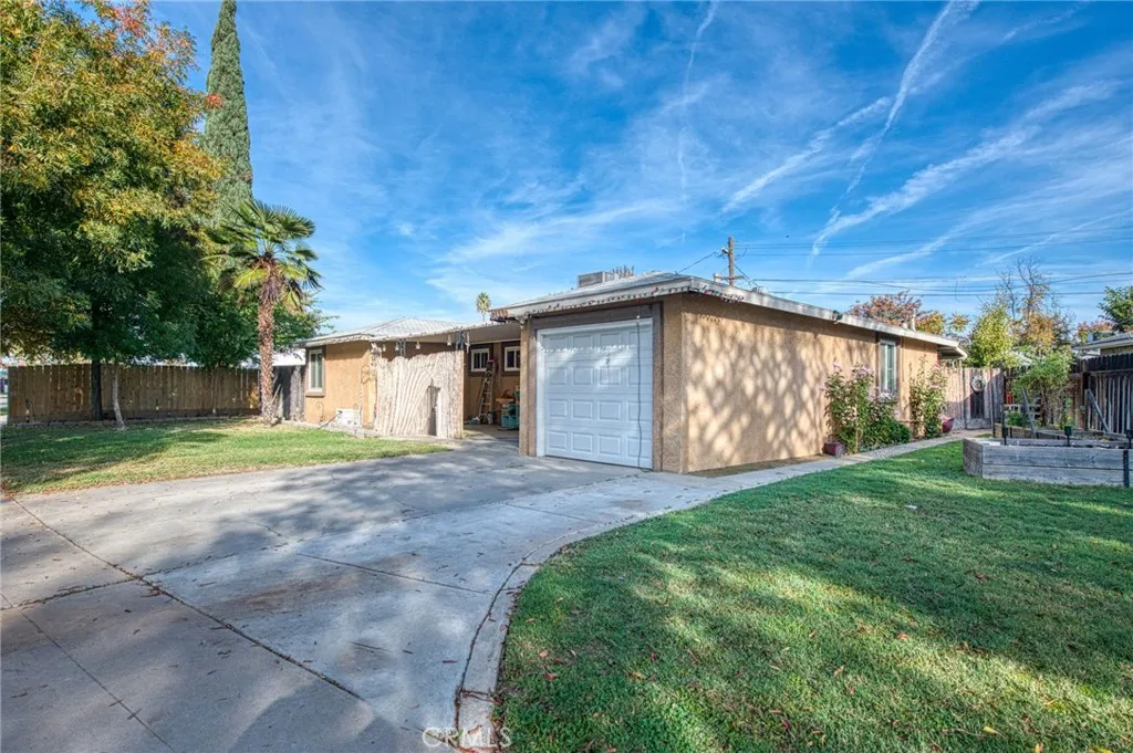 2407 Ashcroft Court, Fresno, California 93726 home-pic-1