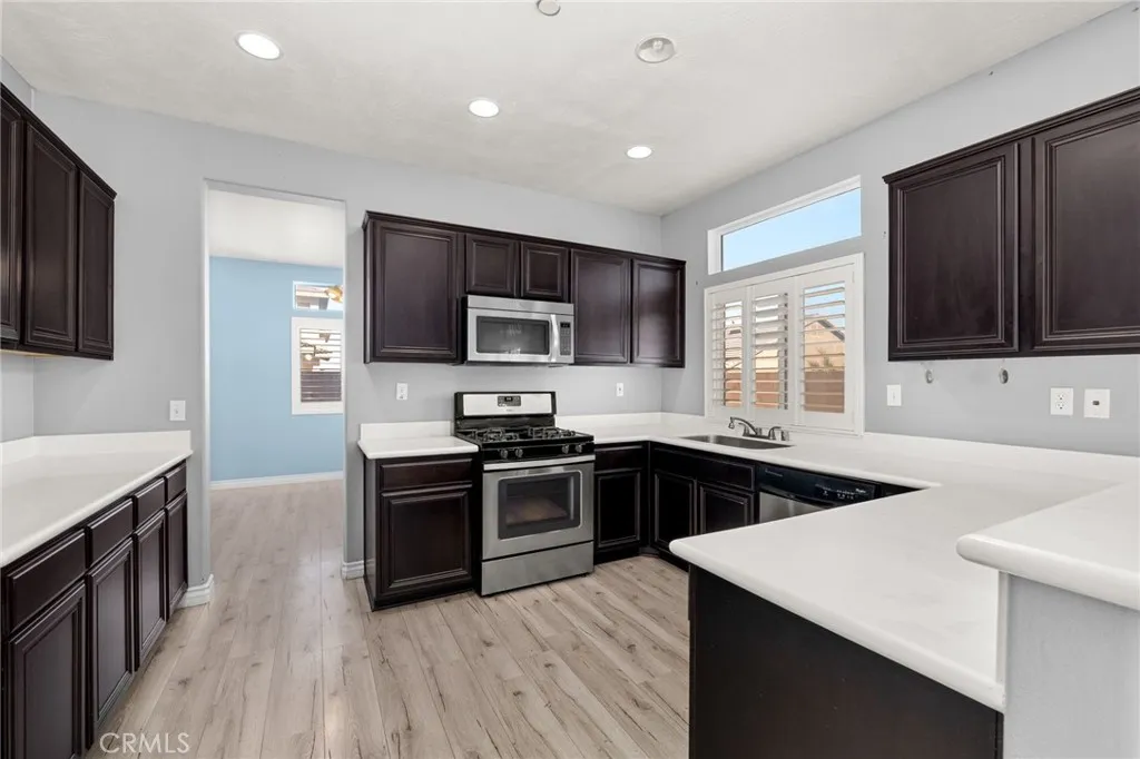 13011 Whispering Creek, Victorville, California 92395 home-pic-10