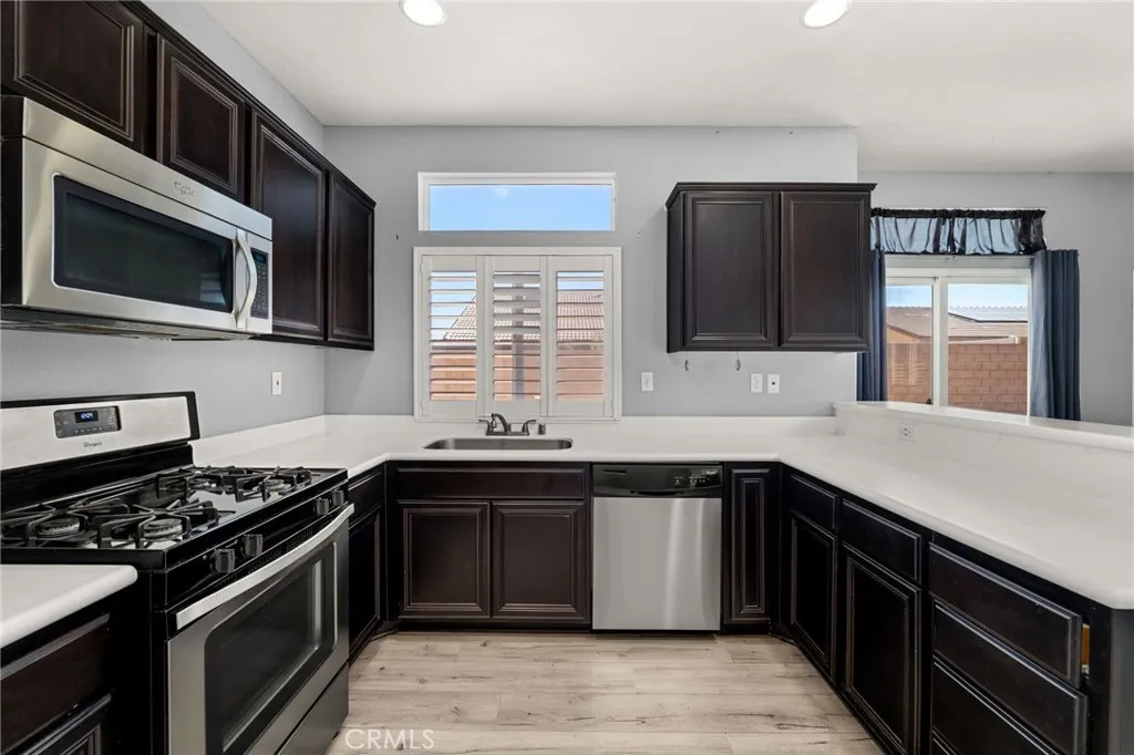13011 Whispering Creek, Victorville, California 92395 home-pic-9