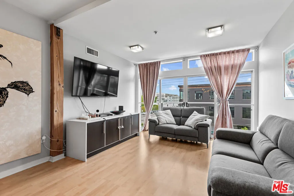 4215 Glencoe Avenue 302, Marina Del Rey, California 90292 home-pic-8