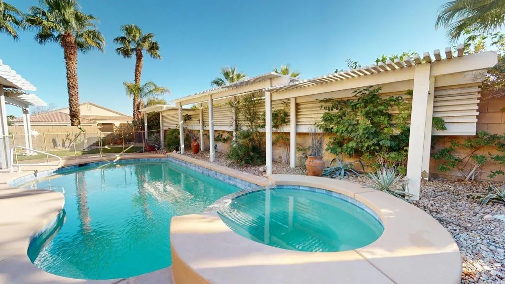 1123 E Circulo San Sorrento Road, Palm Springs, California 92262 home-pic-1