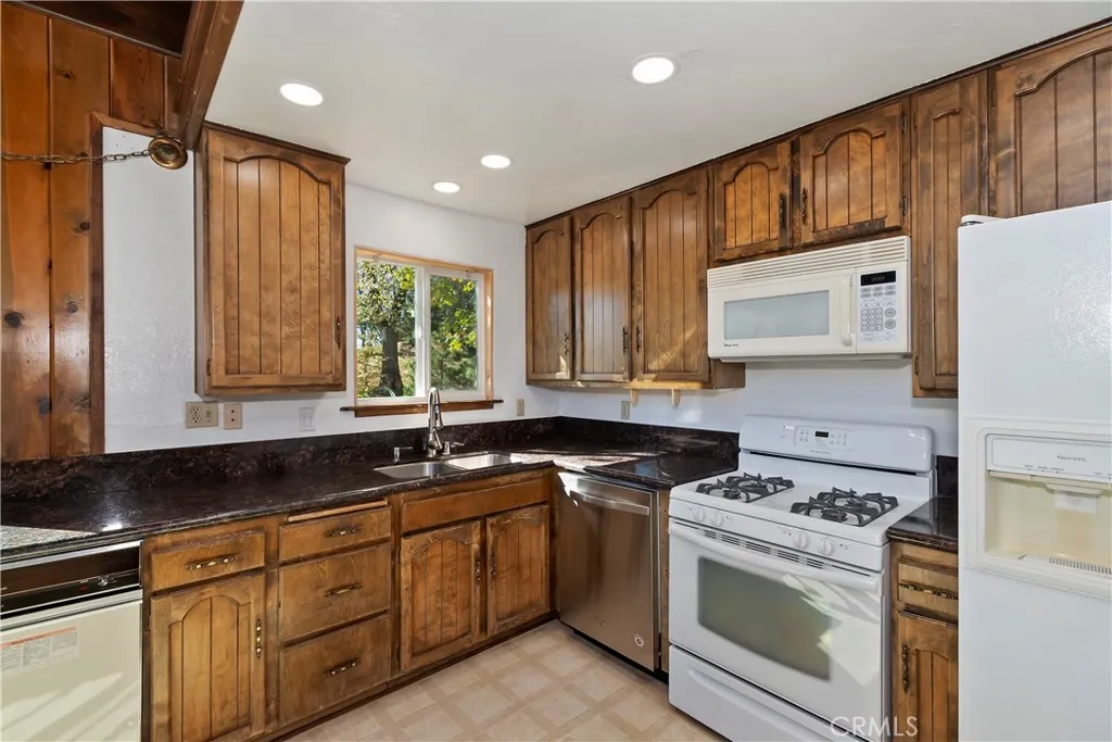 27721 St Bernard Lane, Lake Arrowhead, California 92352 home-pic-14