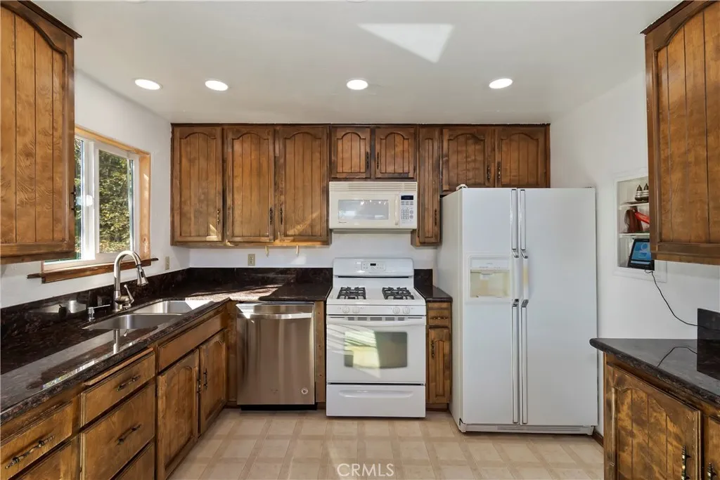 27721 St Bernard Lane, Lake Arrowhead, California 92352 home-pic-4