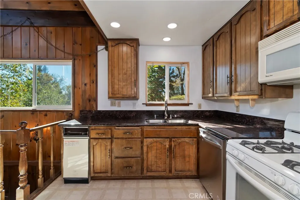 27721 St Bernard Lane, Lake Arrowhead, California 92352 home-pic-15