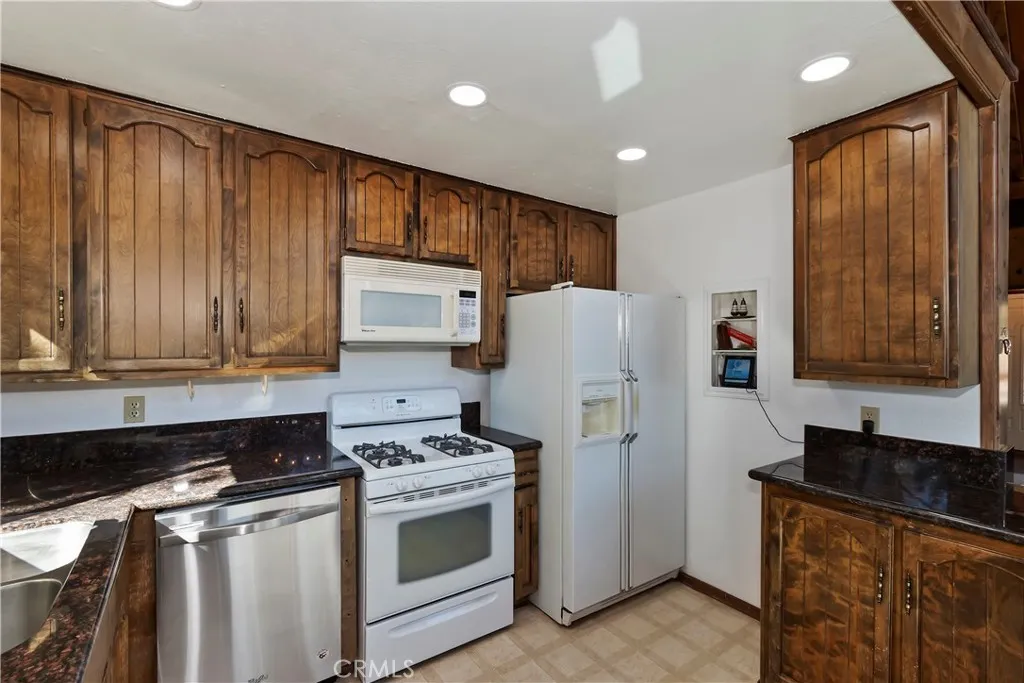 27721 St Bernard Lane, Lake Arrowhead, California 92352 home-pic-16