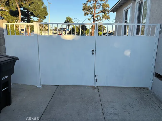 Gate