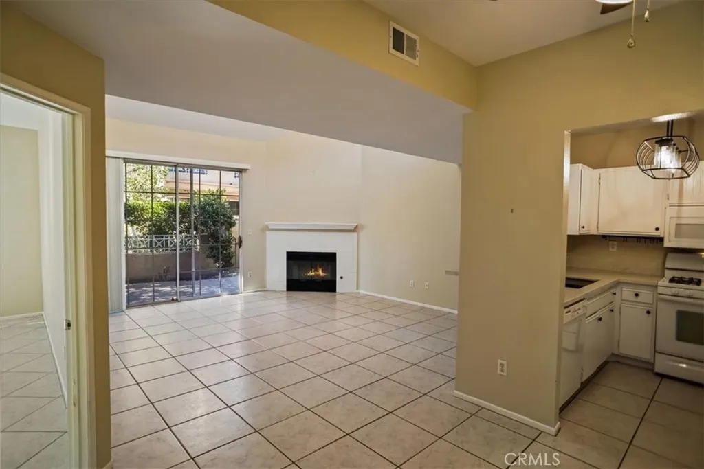 23609 Del Monte Drive 301, Valencia, California 91355 home-pic-2